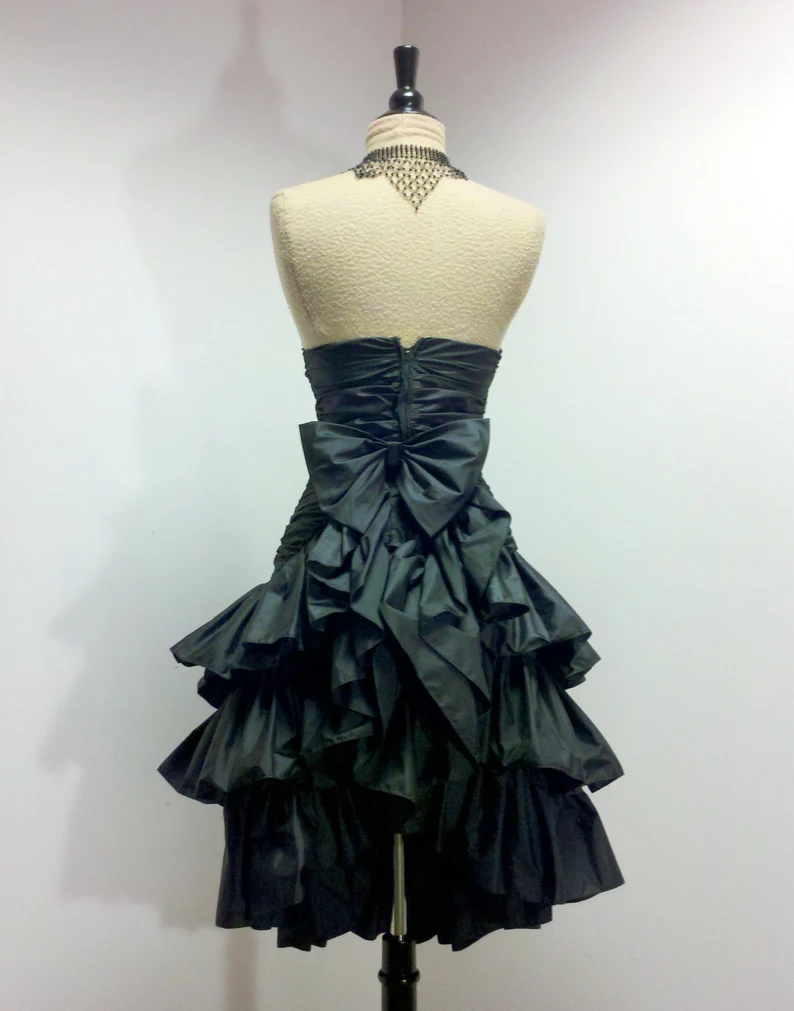 Schwarzes Vintage Kurzes Partykleid Trägerloses Rüschen Homecoming Kleid, DP2584