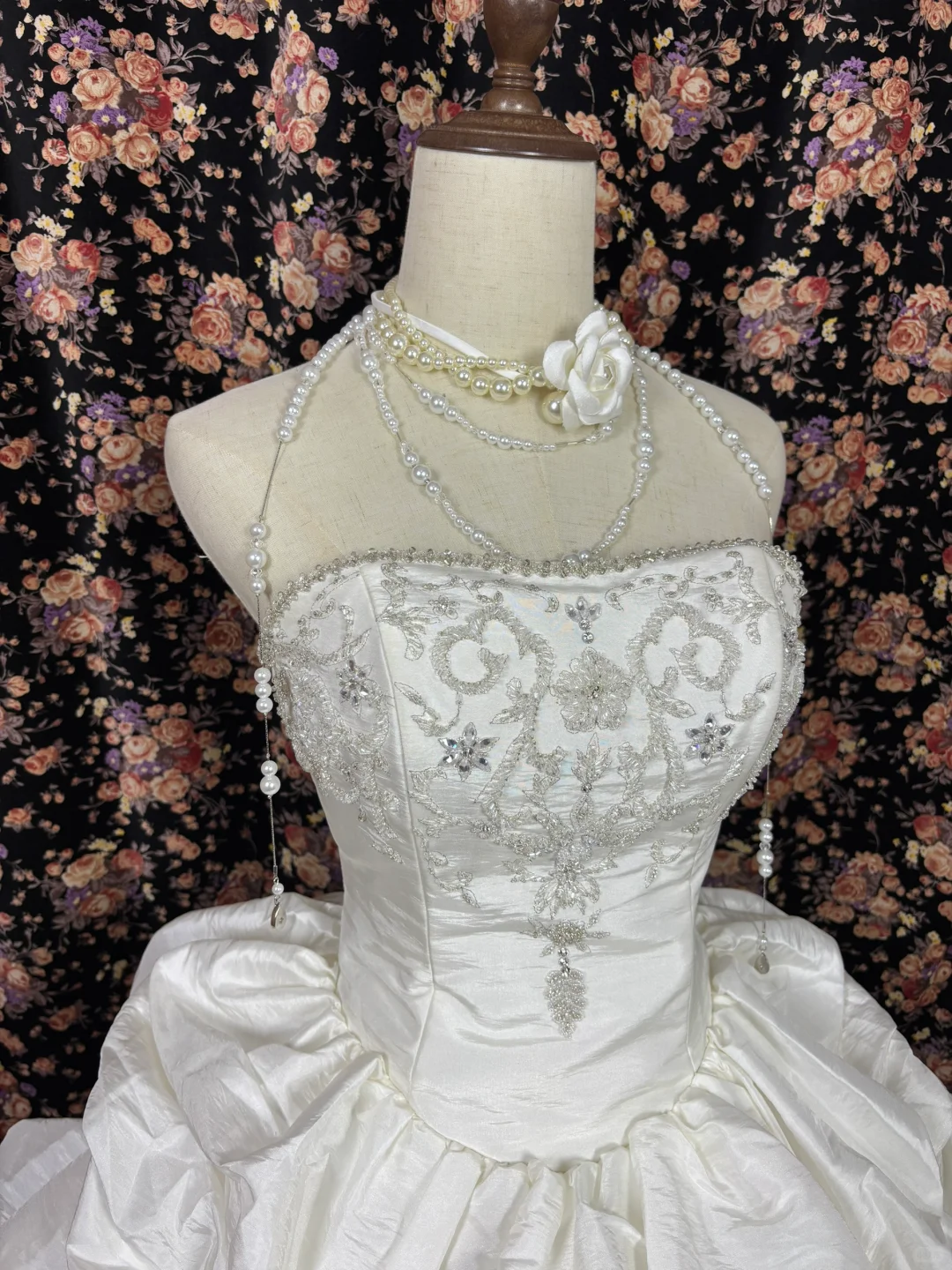 Robe de Quinceanera rétro blanche en satin, sans bretelles, avec perles, pour un anniversaire de 16 ans, DP5913