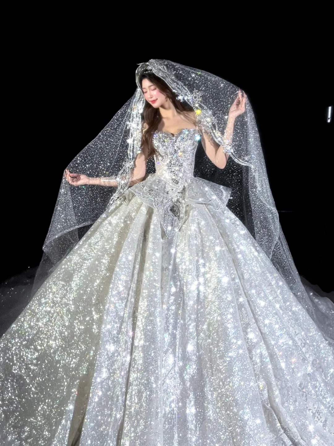 Funkelndes, paillettenbesetztes Brautkleid aus Tüll, A-Linie, trägerlos, DP7128