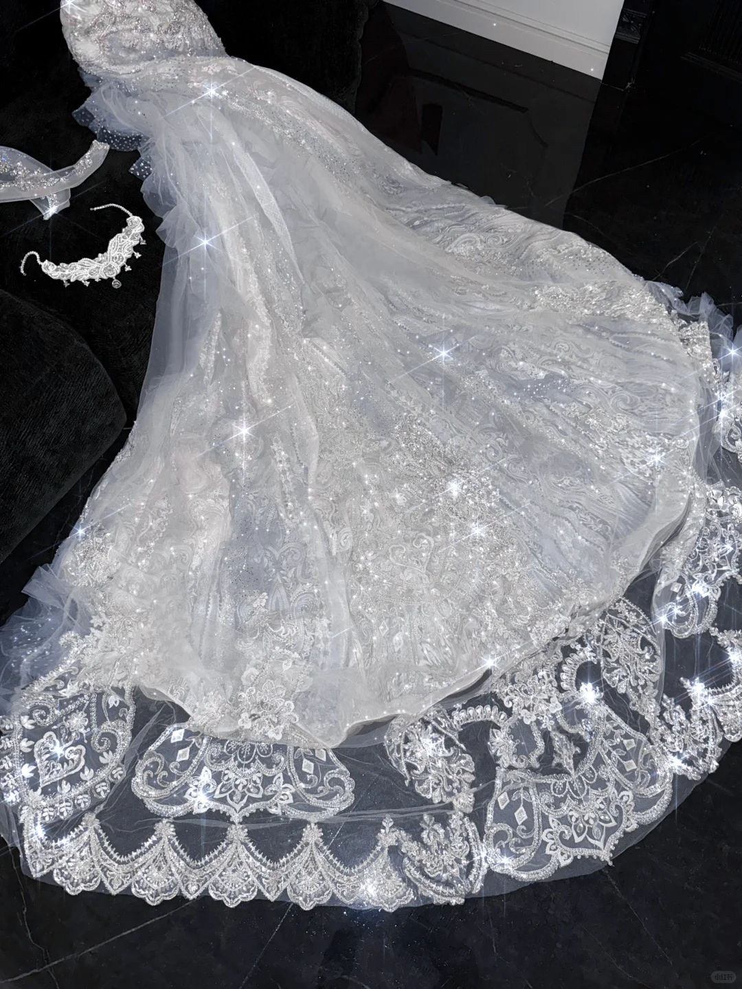 Elegantes, bodenlanges Brautkleid im Meerjungfrau-Stil mit herzförmigem Ausschnitt, Spitze und Tüll mit Perlenapplikationen, DP6173