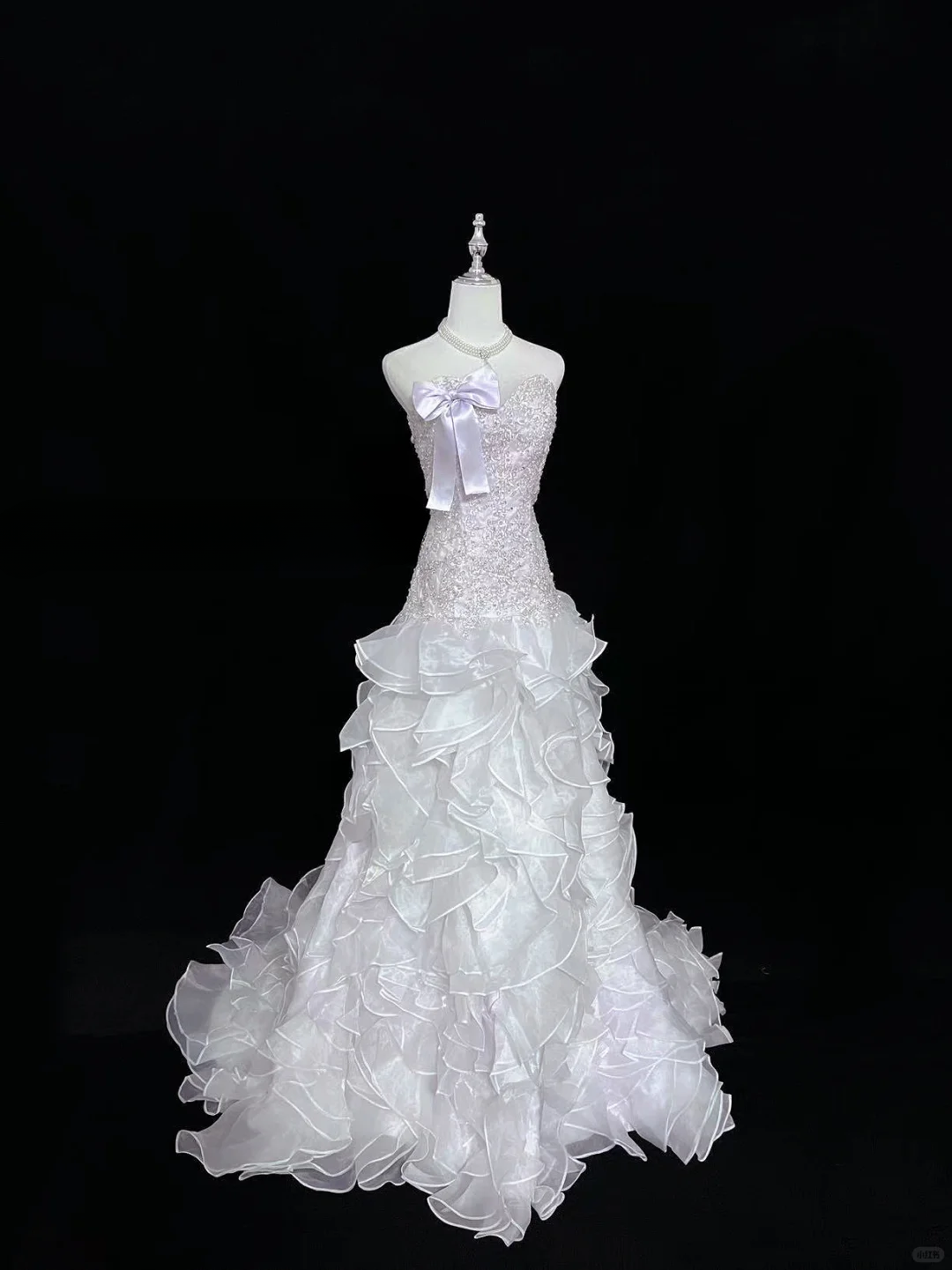 Elegantes, lilafarbenes, trägerloses Meerjungfrauen-Abendkleid mit Perlenbesatz, Rüschen, Tüll, One-Shoulder und Schleife DP7368