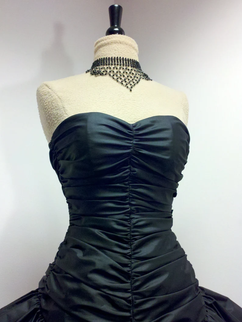 Schwarzes Vintage Kurzes Partykleid Trägerloses Rüschen Homecoming Kleid, DP2584