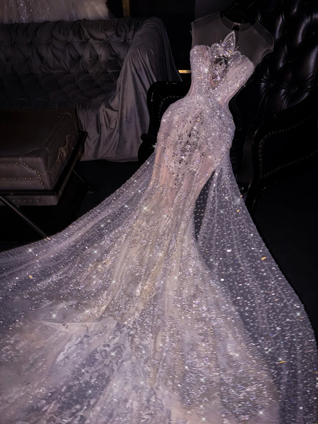 Elegantes, funkelndes Meerjungfrauen-Abendkleid aus Tüll, Pailletten und Perlenbesatz mit dramatischer Schleppe DP7308