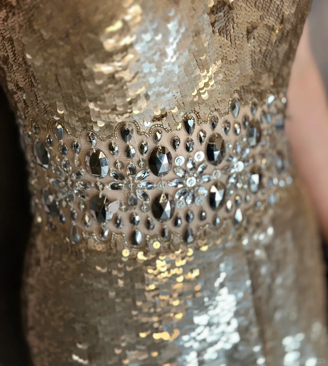 Retro Golden V-neck Sparkling Beaded Sequin Design A-line Short Homecoming Dress DP6058