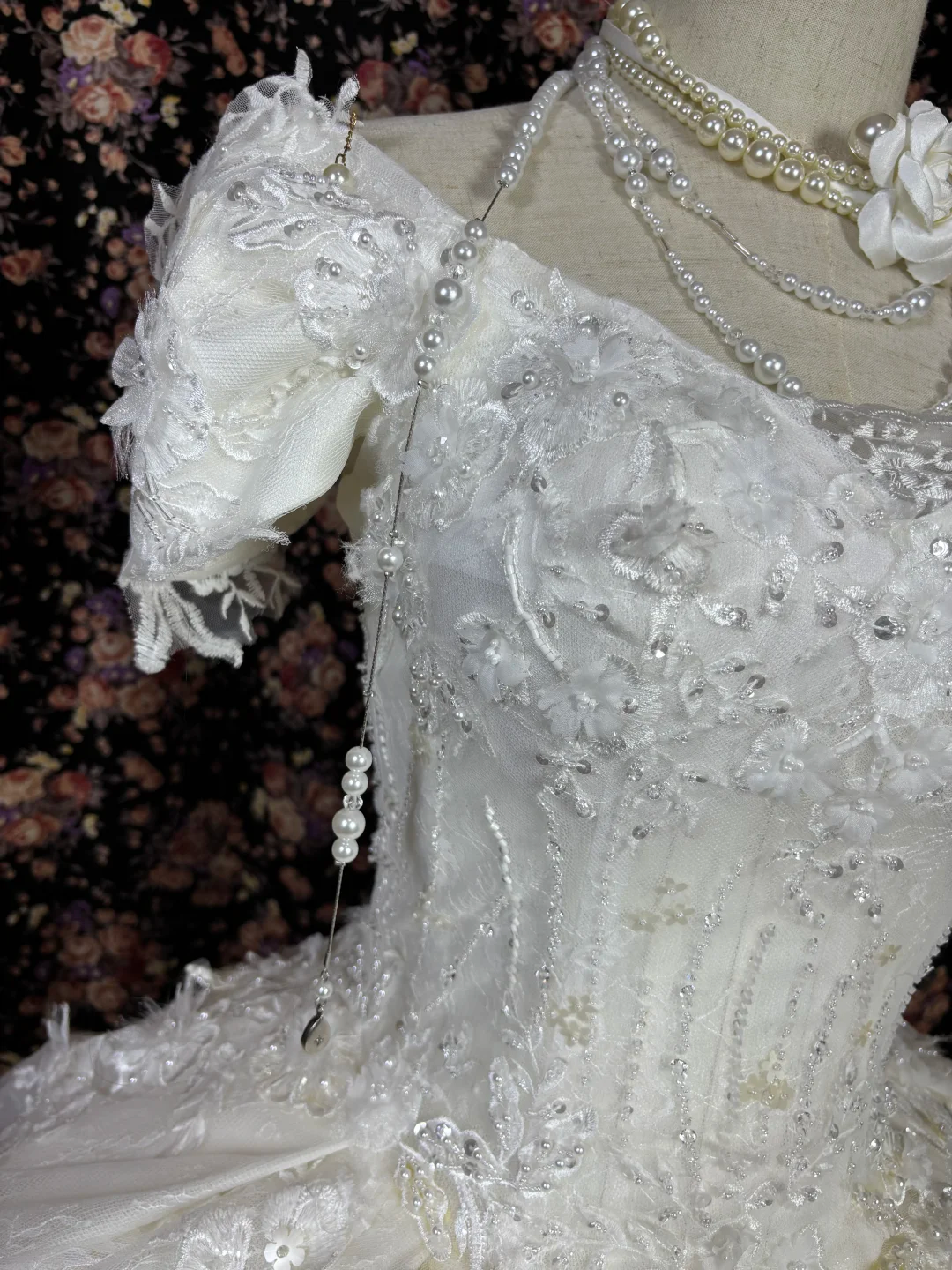 Robe de mariée vintage en dentelle, épaules dénudées, coupe trapèze, broderies florales, DP7063