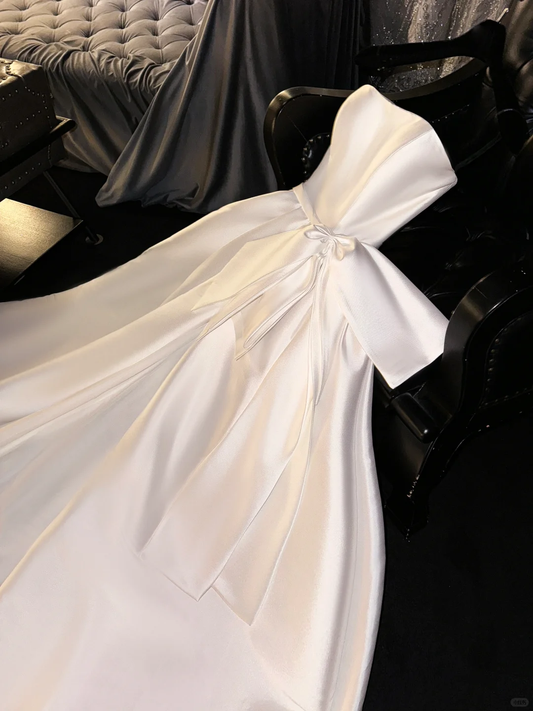 Robe de mariée glamour en satin ivoire, coupe trapèze, sans bretelles, avec nœud surdimensionné DP7322