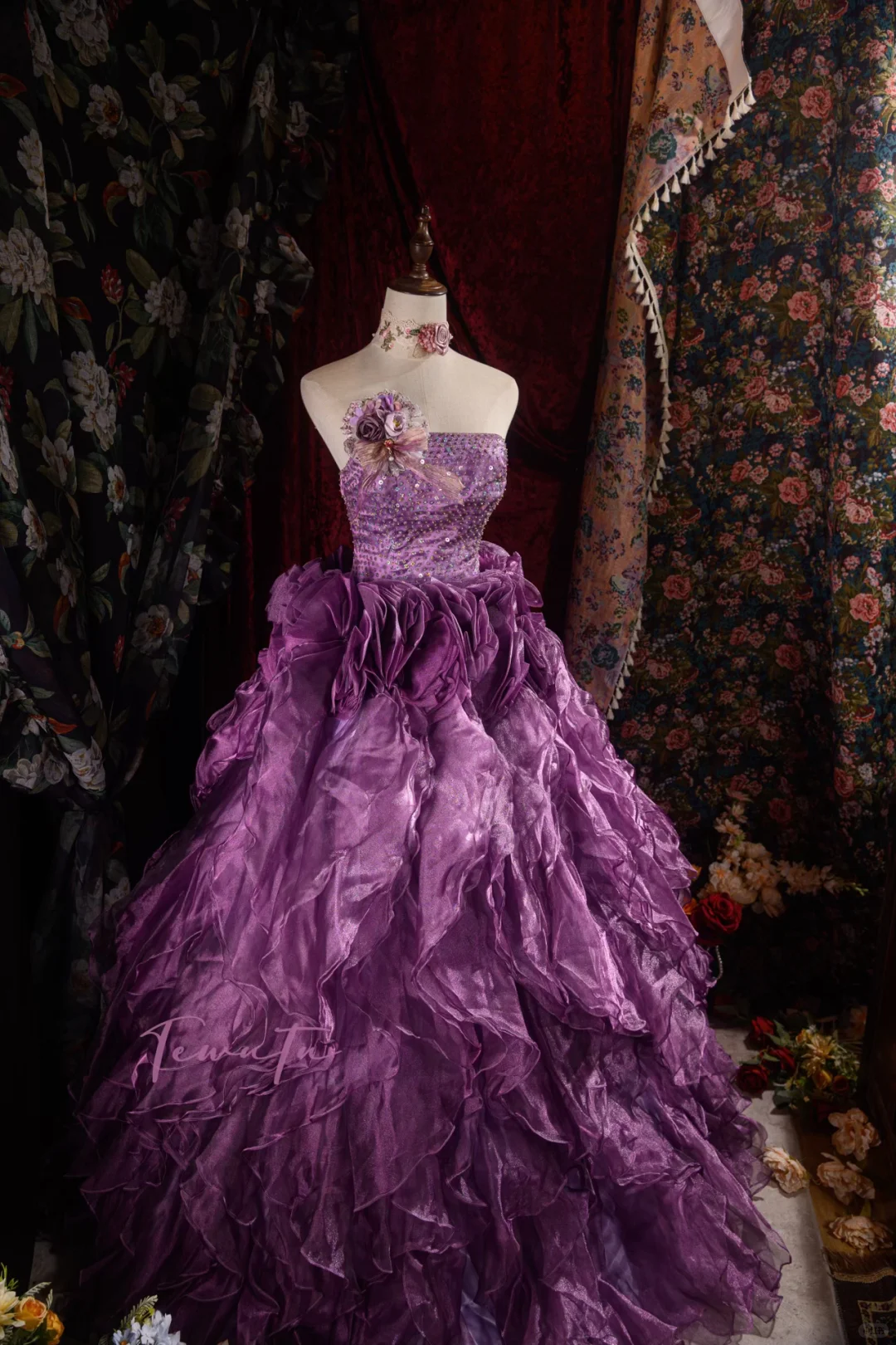 Elegantes, lilafarbenes, trägerloses Ballkleid mit 3D-Blumenmuster, Rüschen und Paillettenbesatz am Oberteil – perfekt für Sweet 16, Quinceañera, DP7413