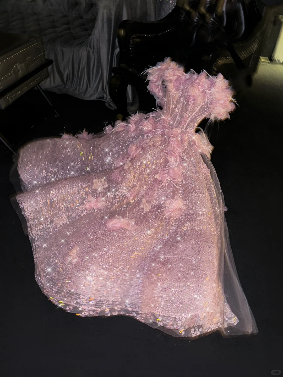 Robe de soirée cocktail rose pailletée à épaules dénudées, en tulle à sequins et plumes 3D, DP7318