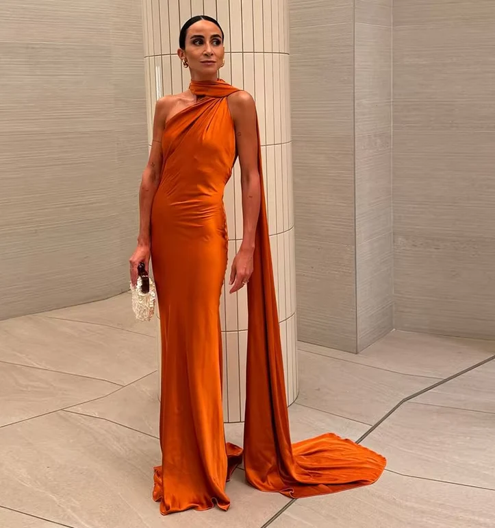 Gelbes Neckholder-Abendkleid im Meerjungfrau-Stil aus Satin, lang, DP3583