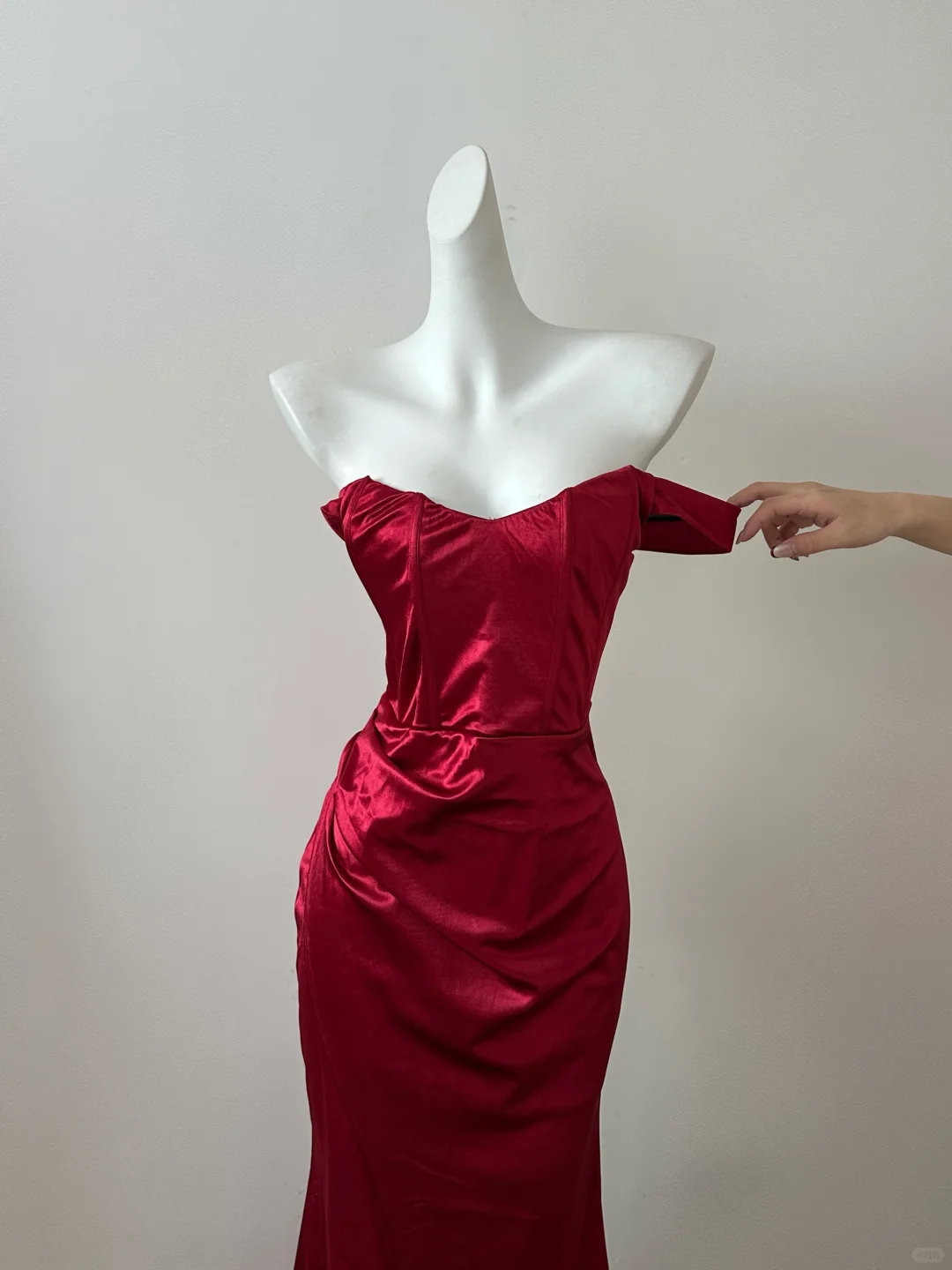 Robe de soirée longue rouge en satin à épaules dénudées et style sirène, DP5070