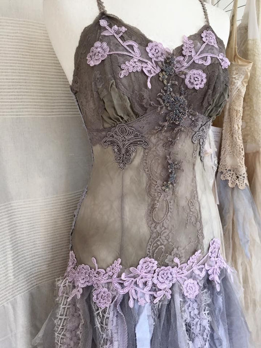 Robe de soirée longue trapèze vintage à bretelles grises et appliques en tulle, DP4325