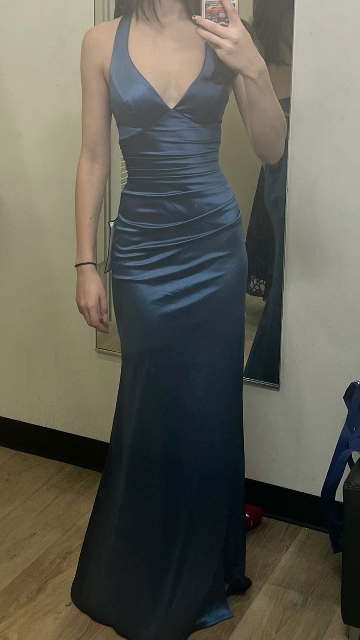 Robe de soirée longue en satin bleu marine à col en V et dos nu, DP4369