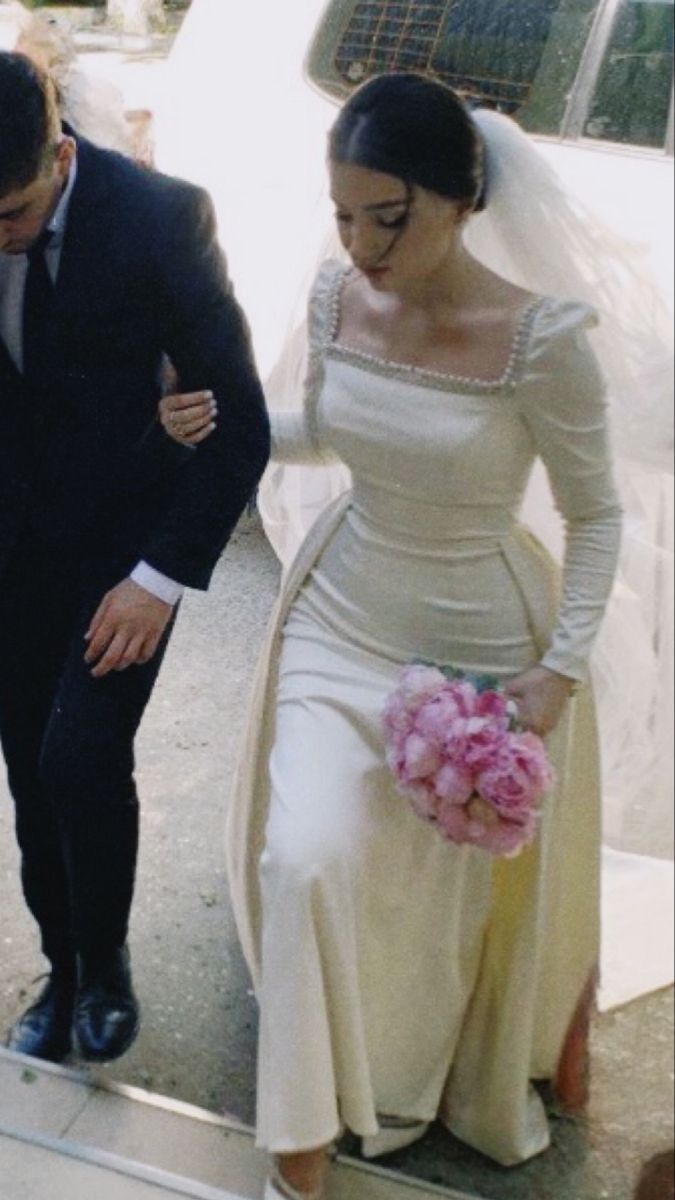 Robe de mariée élégante blanche à col carré et manches longues, DP4419