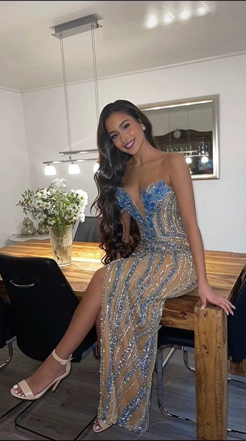 Wunderschönes, blaues, trägerloses, langes Abend- und Partykleid mit Perlenbesatz und Pailletten, DP4497