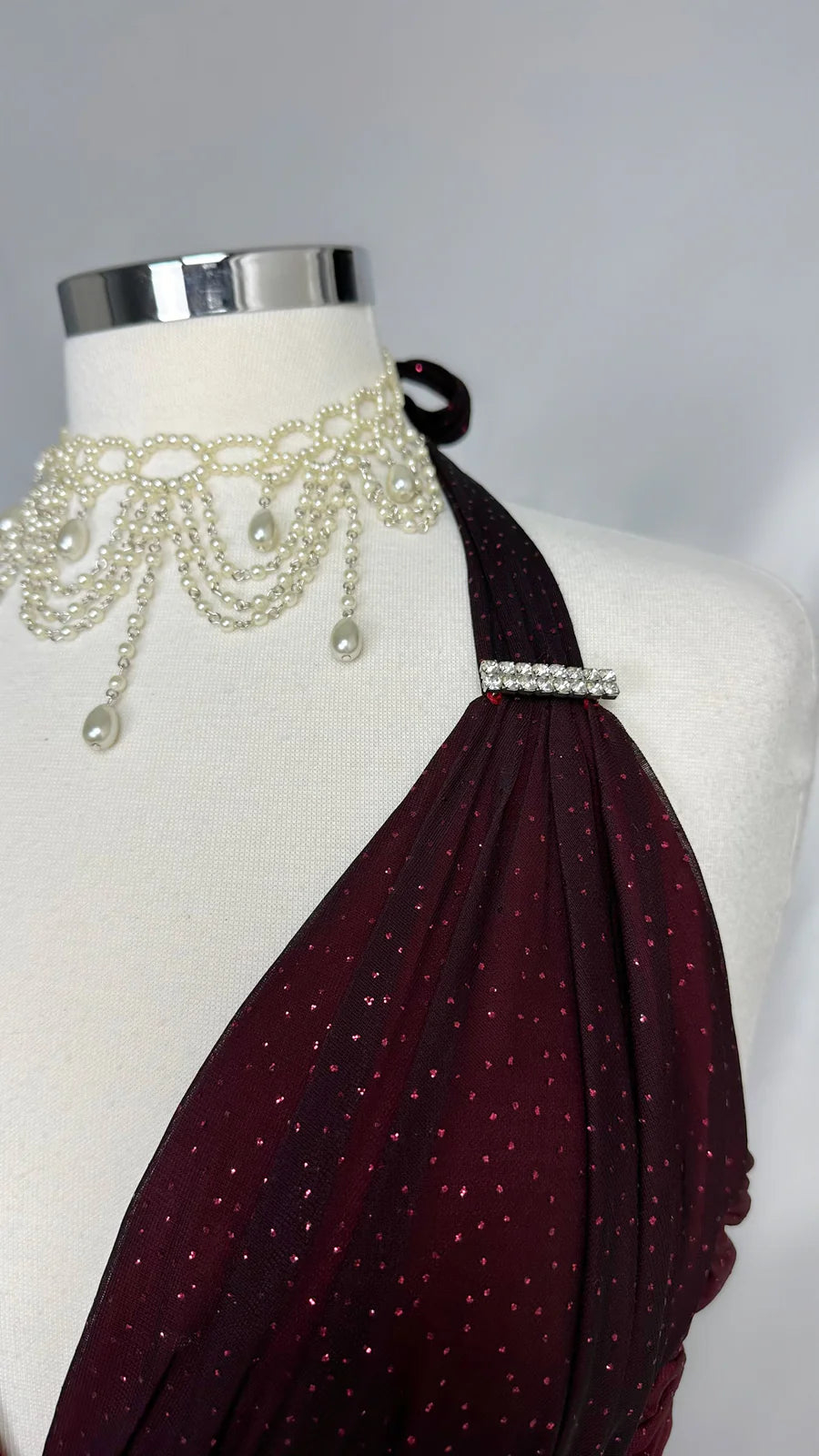 Robe de soirée longue vintage rouge vin, col en V, volants, fourreau, DP4524