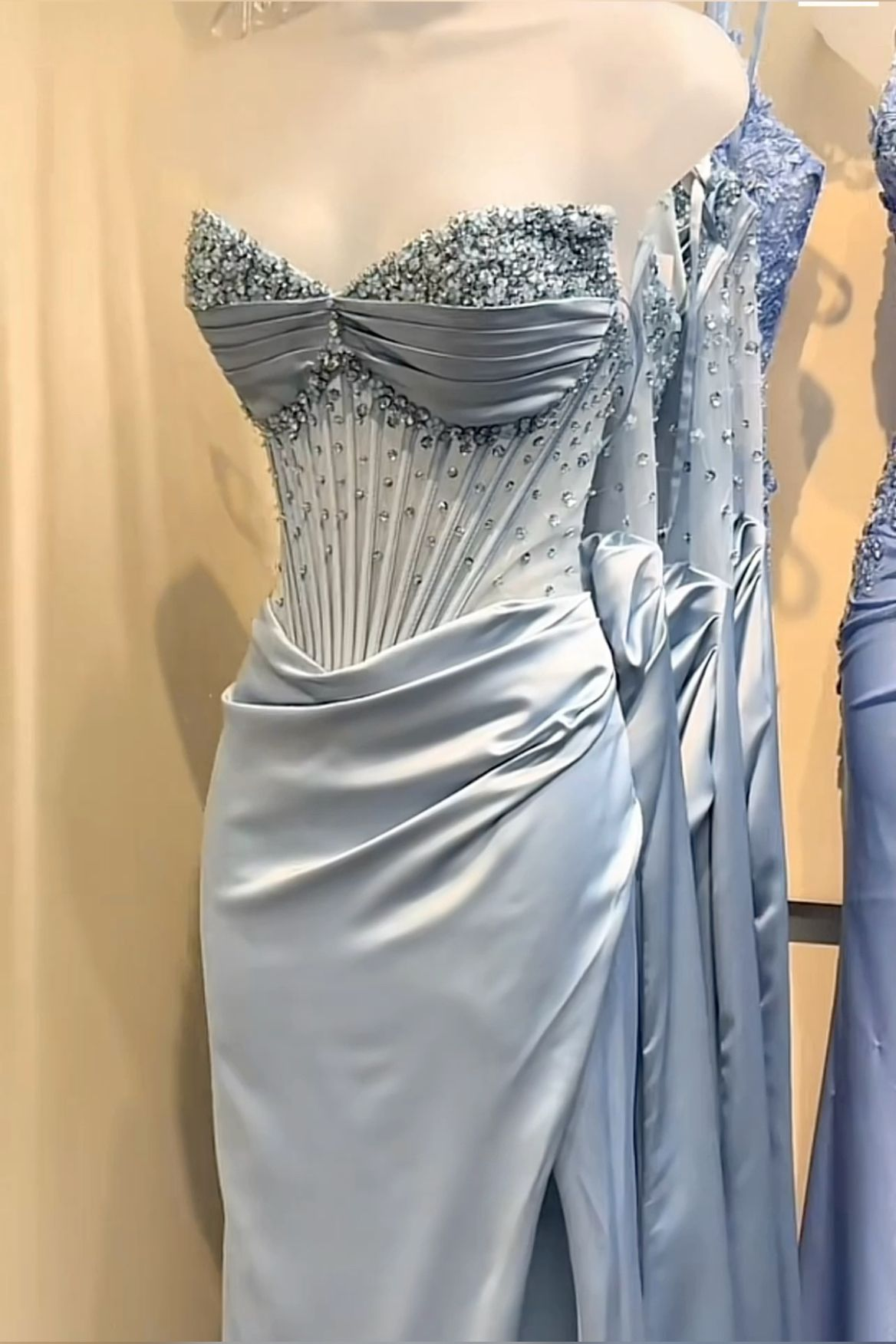 Robe de soirée longue fourreau en satin rose à col en cœur et perles, DP4535