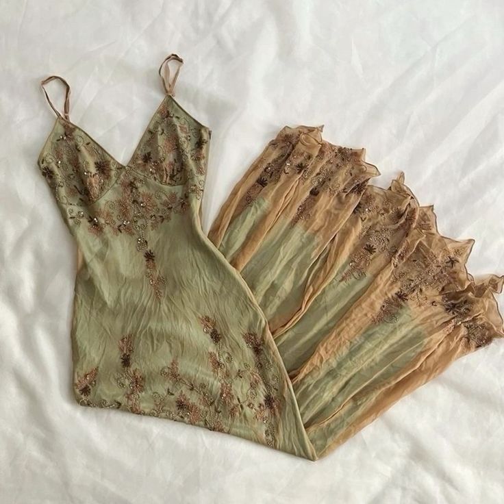 Robe de soirée longue style vintage à bretelles spaghetti et perles, DP4584