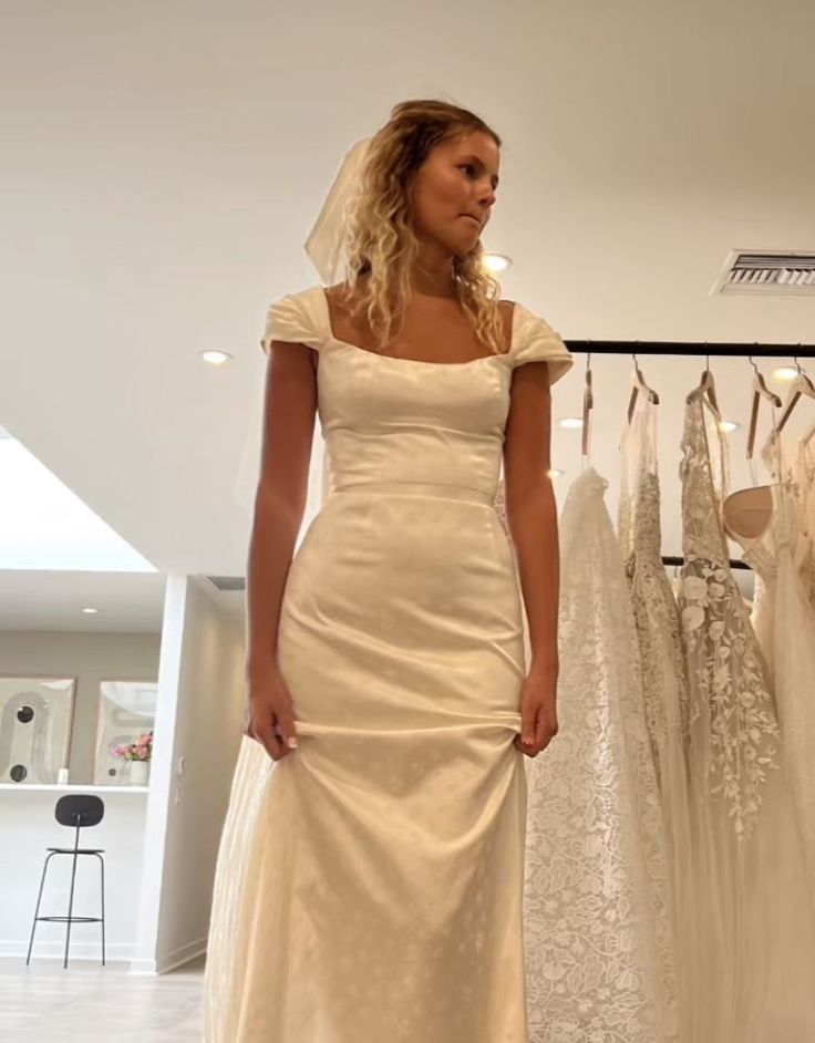 Weißes ärmelloses Etuikleid aus Satin, leichtes Retro-Brautkleid, DP4622