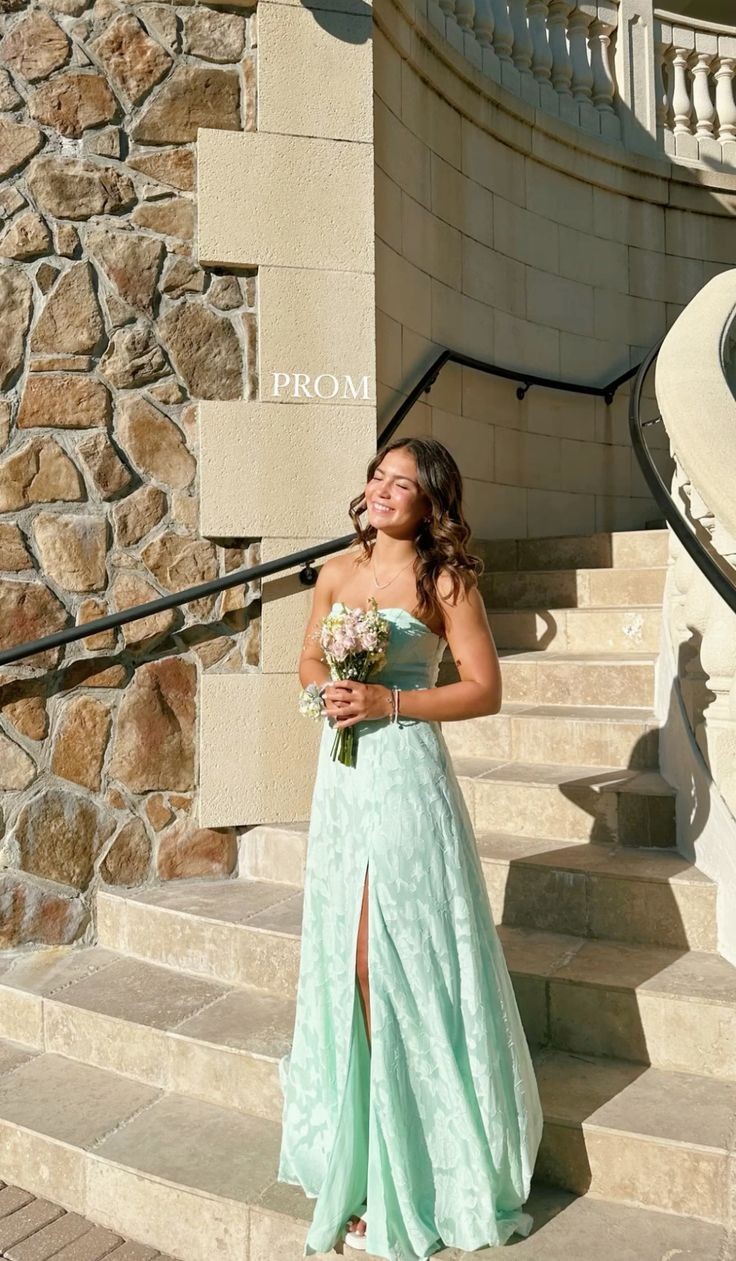 Mintgrünes trägerloses A-Linien-Partykleid mit Schlitz, langes Hochzeitsgastkleid, DP4647