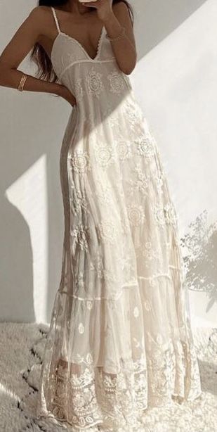 Robe longue de soirée en dentelle à bretelles spaghetti et col en V, DP4663
