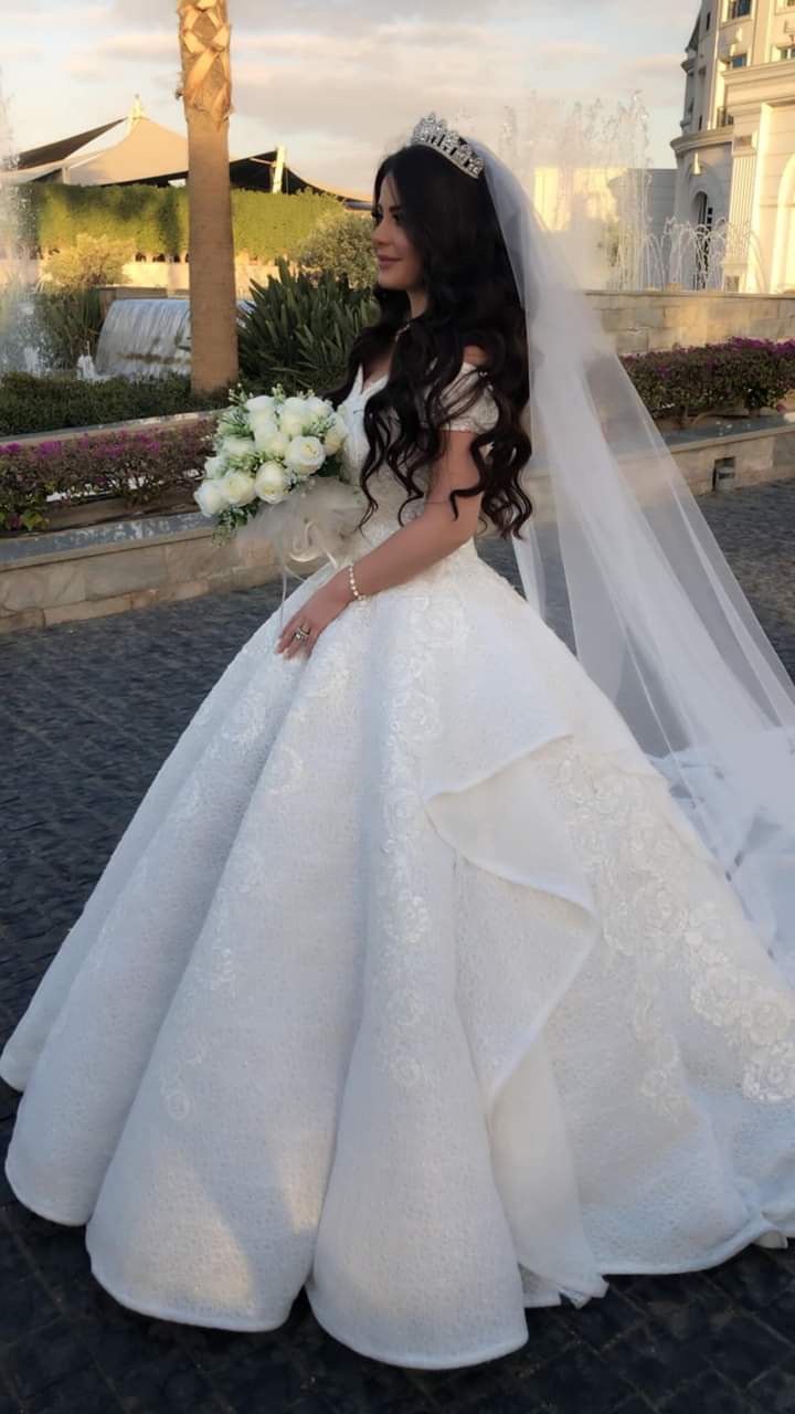 Superbe robe de mariée longue à épaules dénudées et appliques, DP4688
