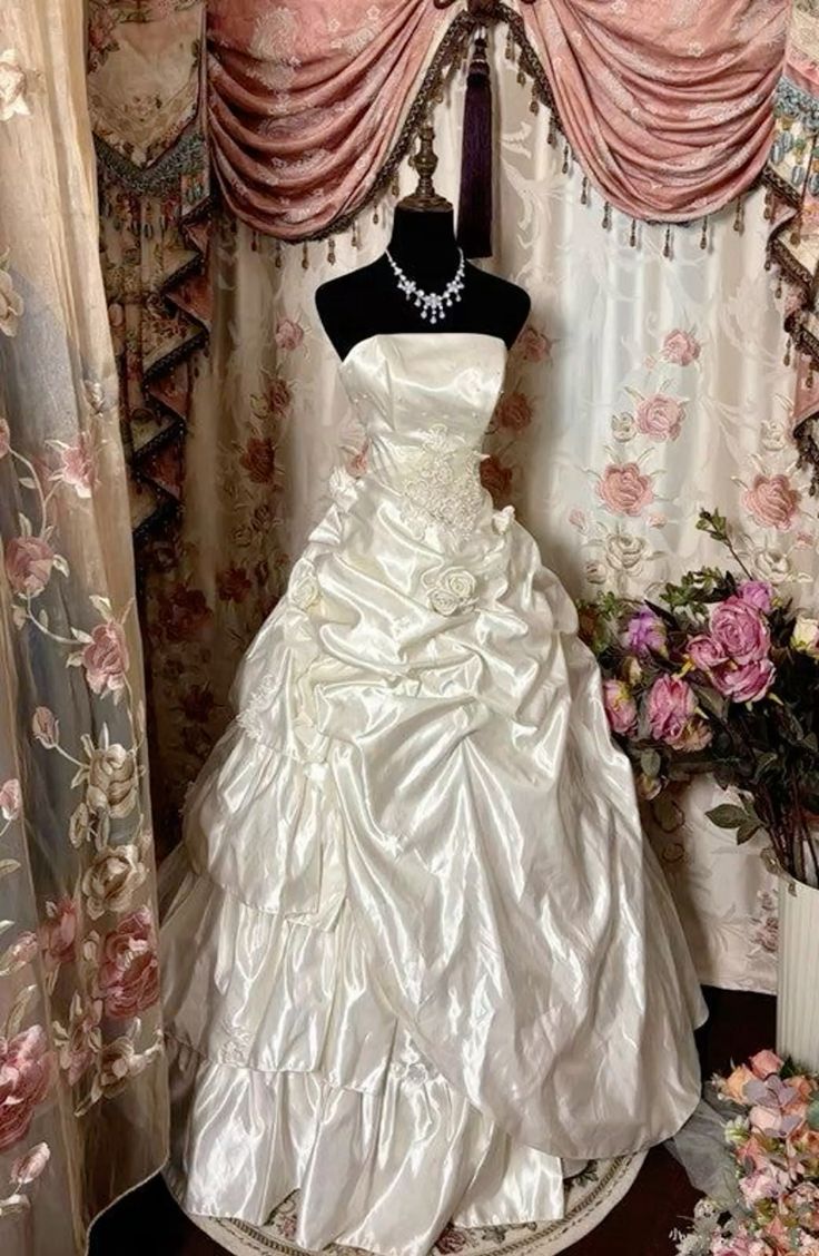 Weißes trägerloses A-Linien-Hochzeitskleid aus Satin im Vintage-Stil, DP4706