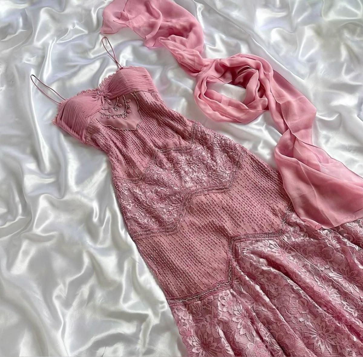 Superbe robe de soirée fourreau vintage longue à bretelles roses et dentelle perlée, DP5014