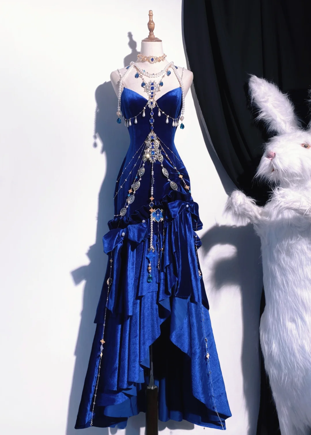 Wunderschönes königsblaues langes Partykleid im Meerjungfrauenstil mit Trägern und Perlenbesatz, DP5022