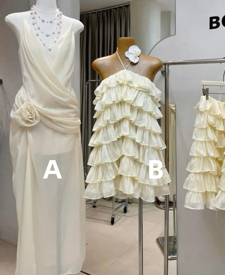Jolie robe de soirée courte ivoire à col licou et coupe trapèze, DP5345