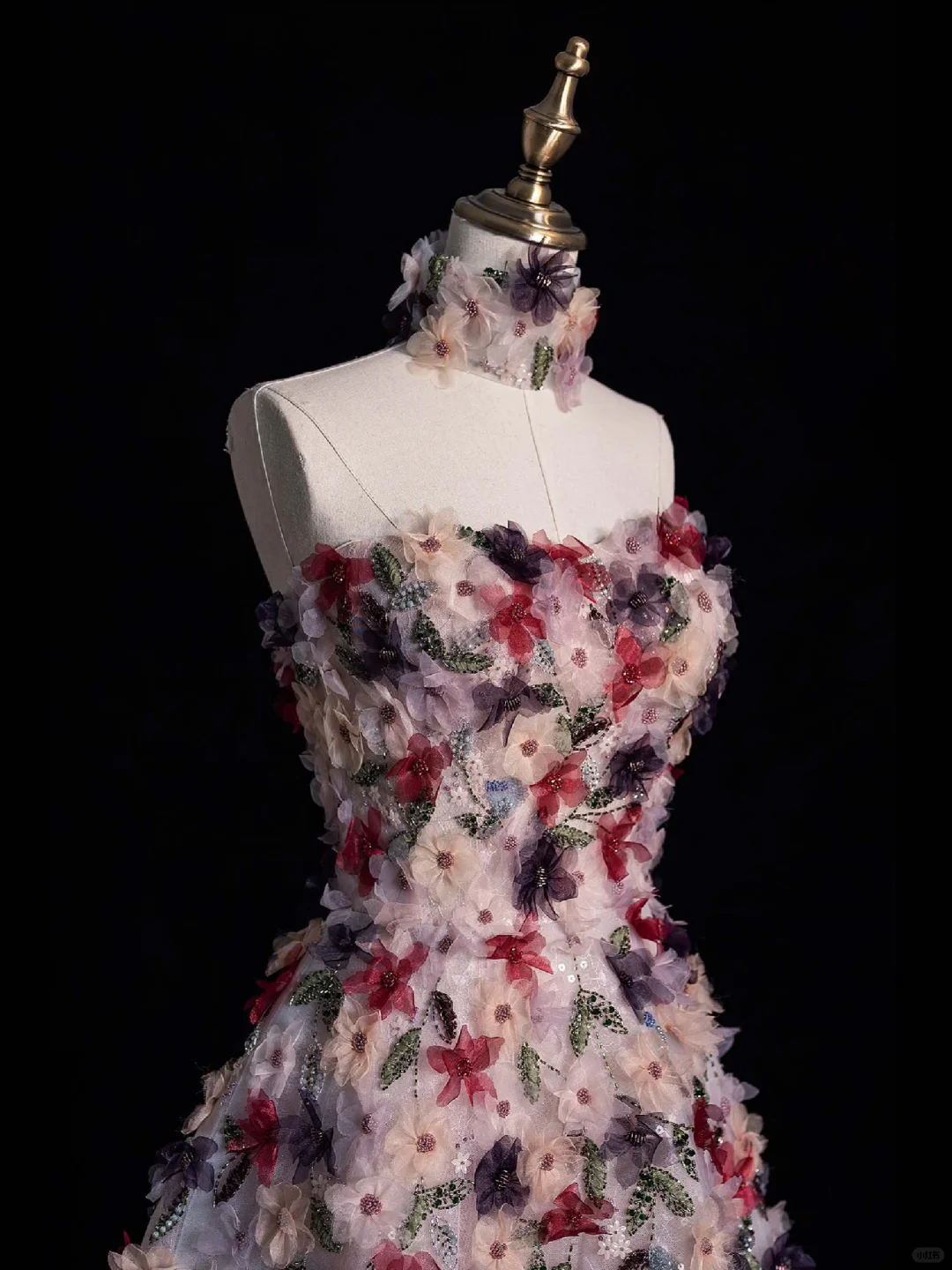 Robe de bal longue rose clair bustier coupe trapèze à fleurs et perles, DP5485