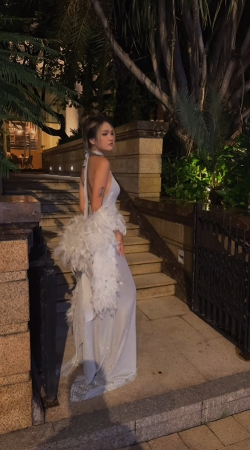 Sexy silberne Neckholder-Meerjungfrau-lange Abendkleider glänzende Geburtstagskleider, DP5509