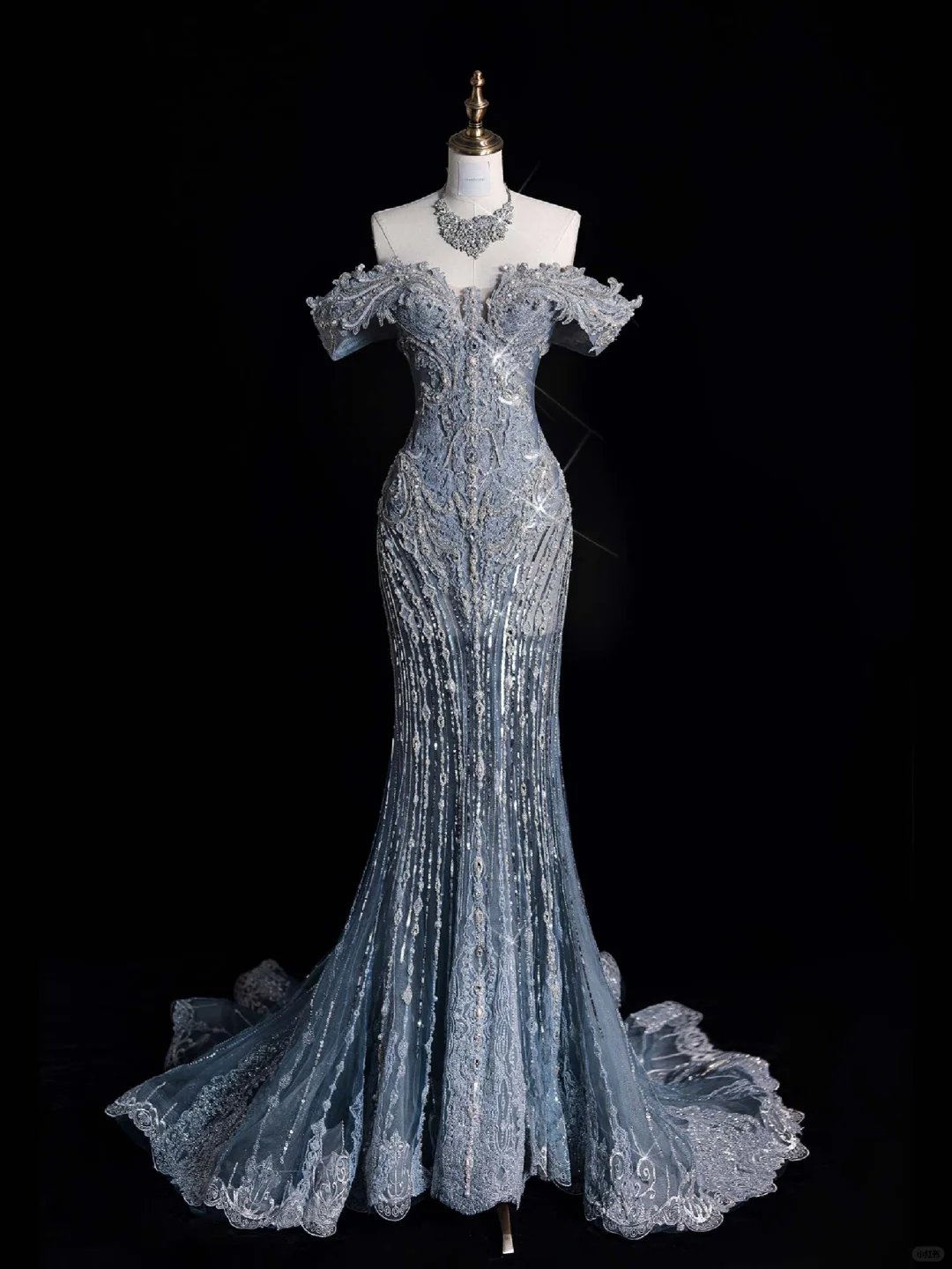Robe de soirée longue bleue à épaules dénudées et perles, DP5524
