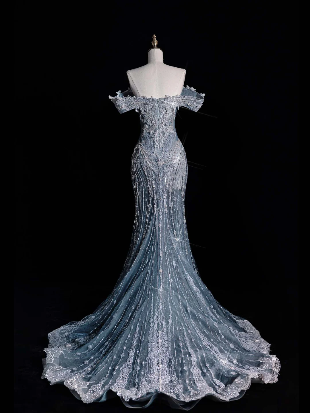Robe de soirée longue bleue à épaules dénudées et perles, DP5524