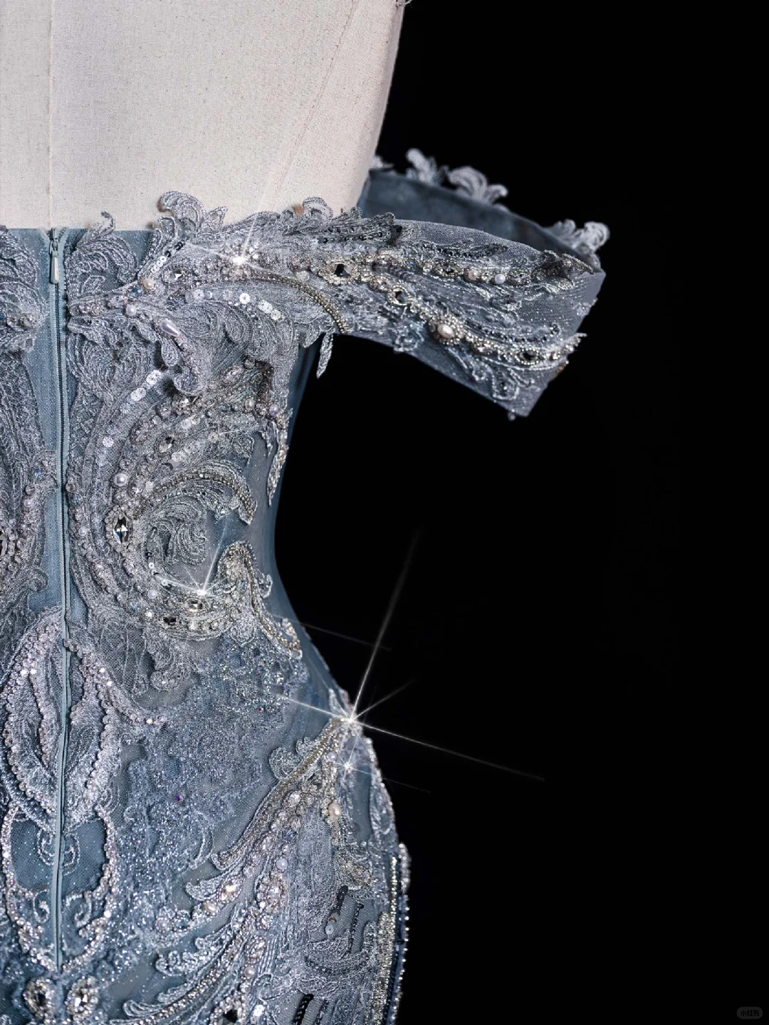 Robe de soirée longue bleue à épaules dénudées et perles, DP5524