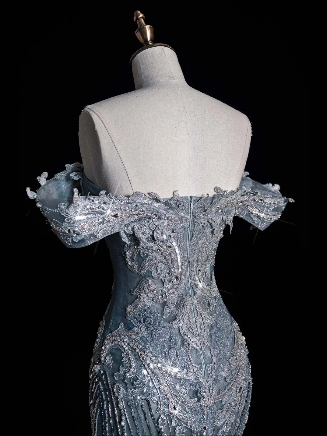 Robe de soirée longue bleue à épaules dénudées et perles, DP5524