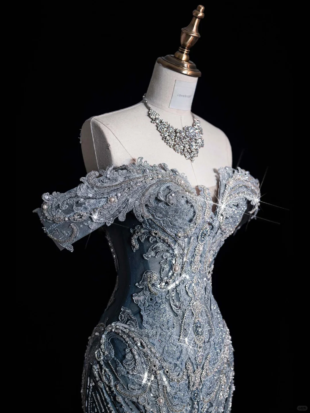 Robe de soirée longue bleue à épaules dénudées et perles, DP5524