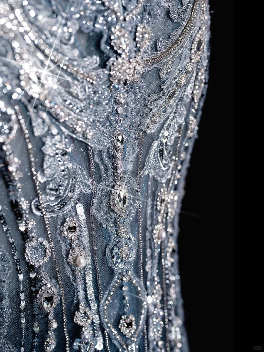 Robe de soirée longue bleue à épaules dénudées et perles, DP5524