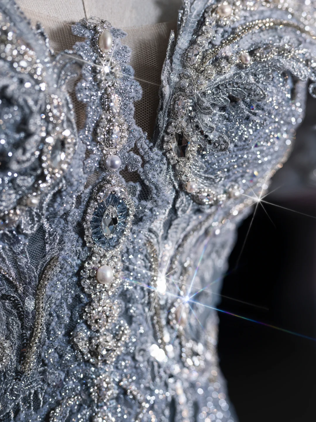 Robe de soirée longue bleue à épaules dénudées et perles, DP5524