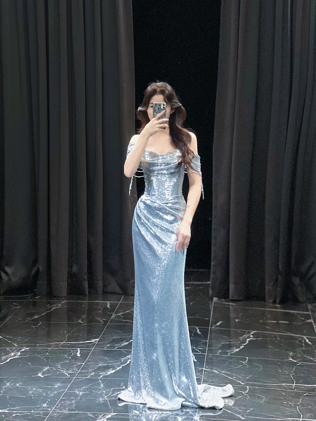 Jolie robe de soirée longue bleu clair à épaules dénudées et paillettes style sirène, DP5543