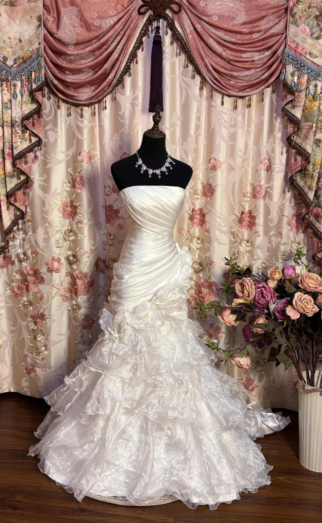 Robe de mariée vintage blanche bustier style sirène à volants, DP5548