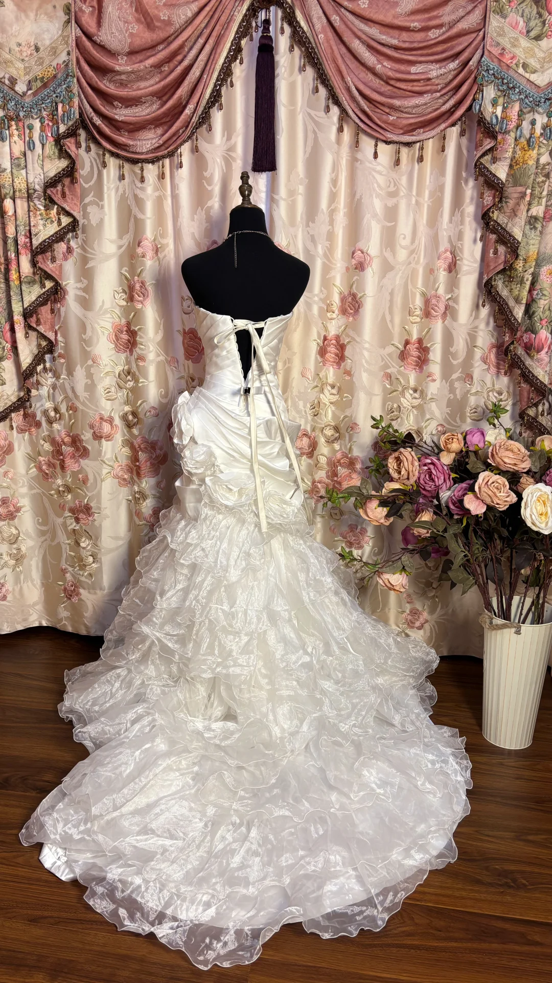 Robe de mariée vintage blanche bustier style sirène à volants, DP5548