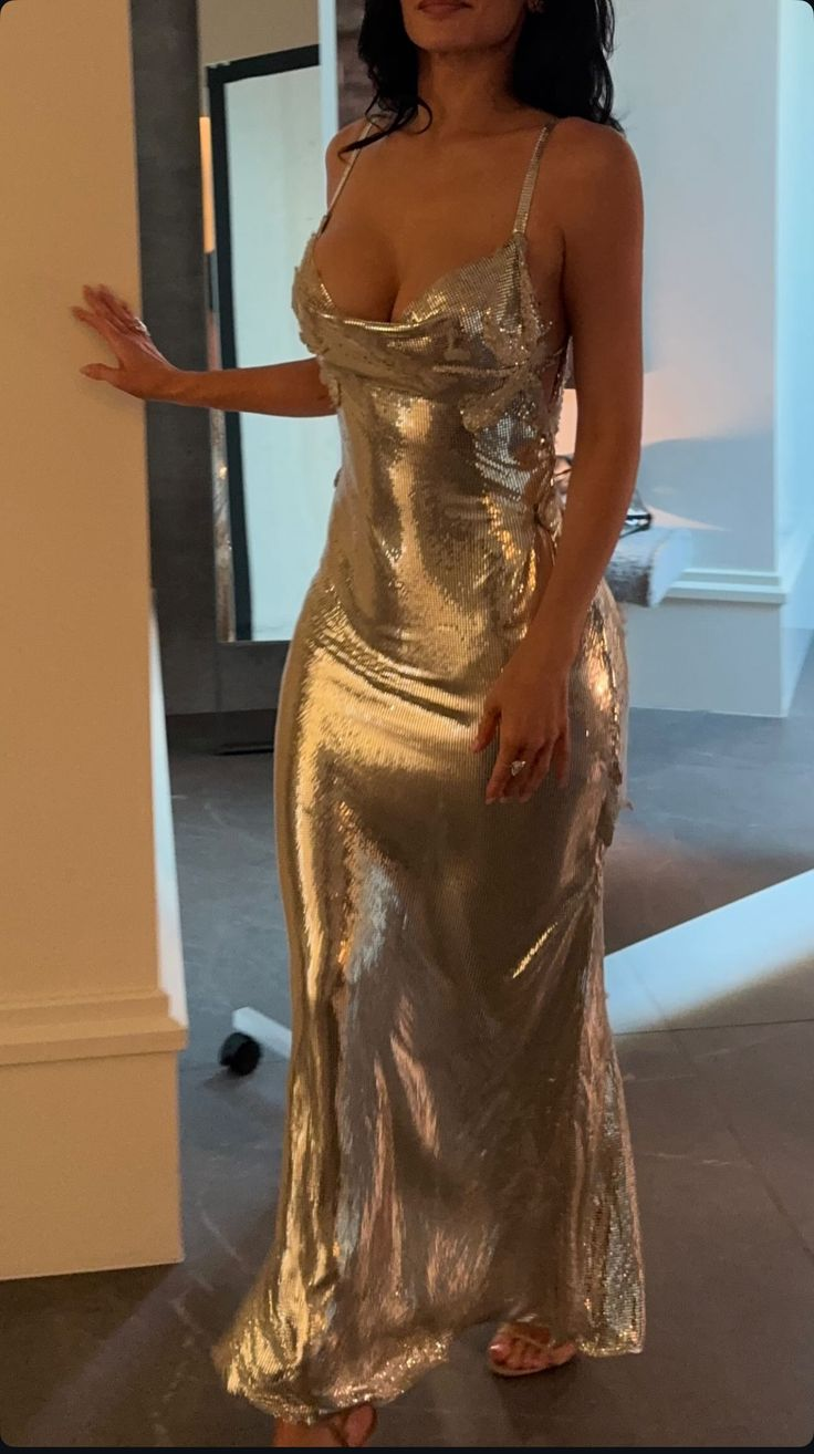 Robe de soirée longue sirène argentée à bretelles spaghetti et paillettes, DP5563