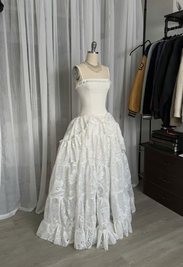 Robe de mariée vintage élégante à bretelles blanches et dentelle trapèze, DP5573