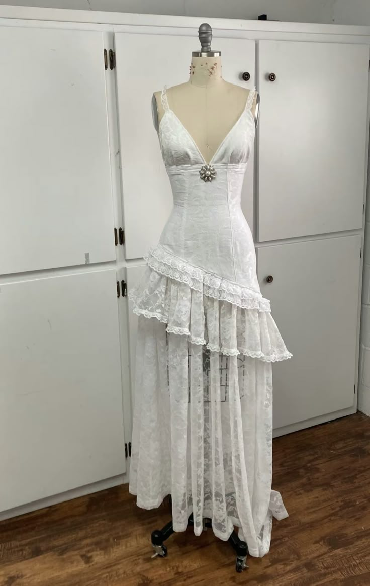 Sexy weißes V-Ausschnitt-Träger-A-Linie Spitze Vintage Brautkleider Partykleider, DP5579