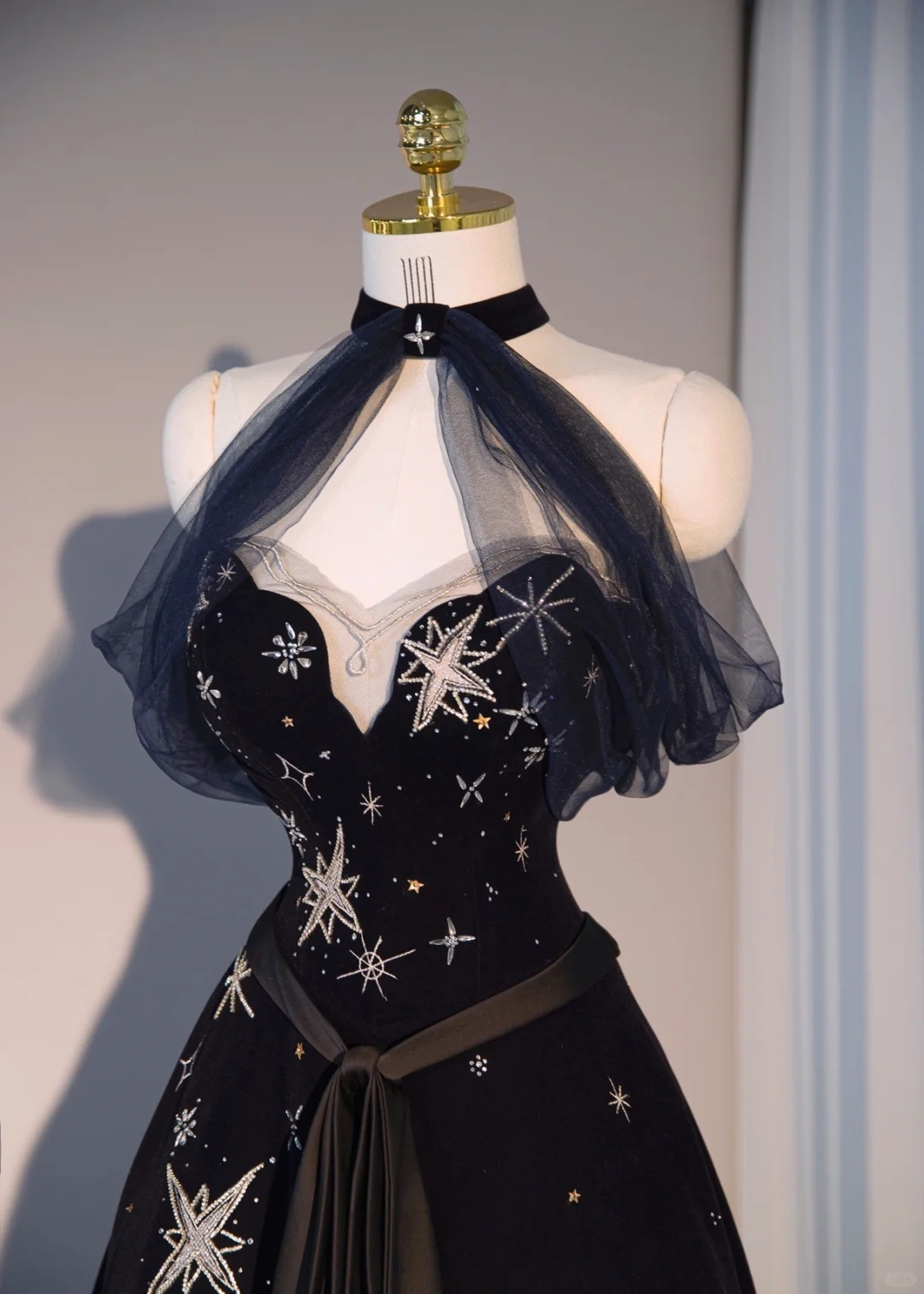 Robe de soirée longue noire à épaules dénudées et dos nu, coupe trapèze, DP5583