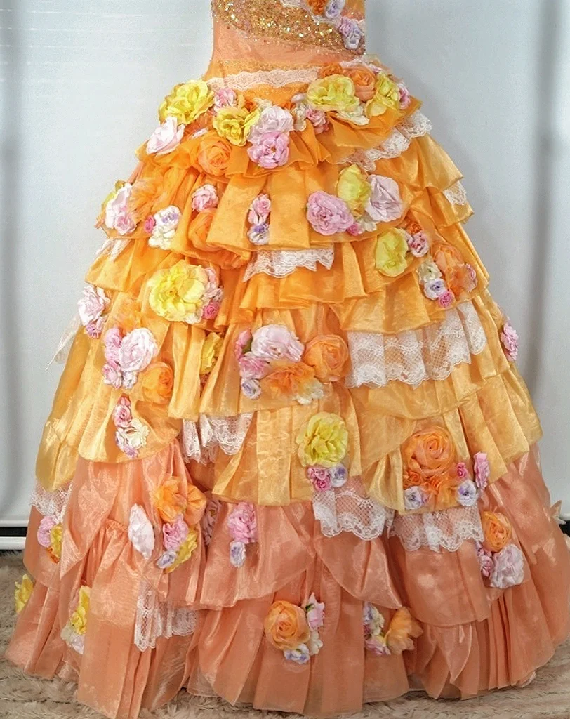 Glamouröses, trägerloses, dreidimensionales, florales A-Linien-Abendkleid mit Rüschen und Stufenbesatz sowie Perlenstickerei DP7554