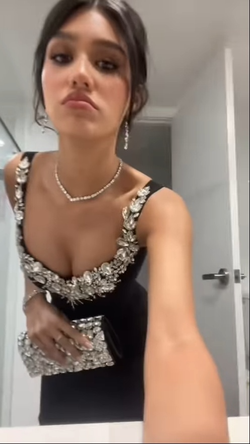 Robe de soirée longue élégante à bretelles noires et perles style sirène, DP5561