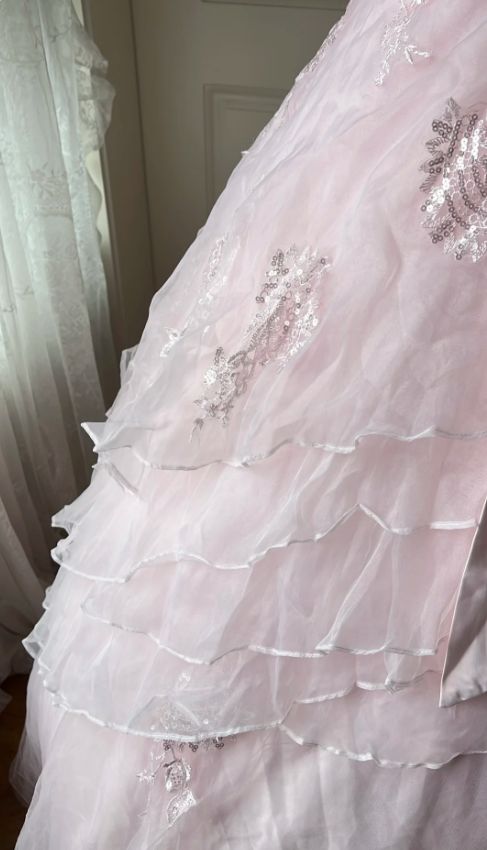 Élégante Robe de Bal de Quinceañera Rose Sans Bretelles avec Appliques en Dentelle et Volants Étages DP8226