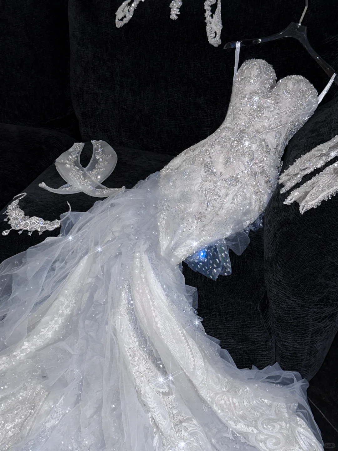 Elegantes, bodenlanges Brautkleid im Meerjungfrau-Stil mit herzförmigem Ausschnitt, Spitze und Tüll mit Perlenapplikationen, DP6173