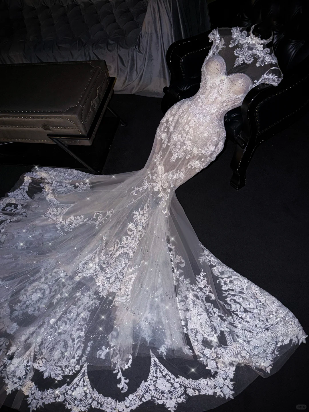 Robe de mariée sirène glamour en dentelle brodée, tulle scintillant et voile assorti DP7311